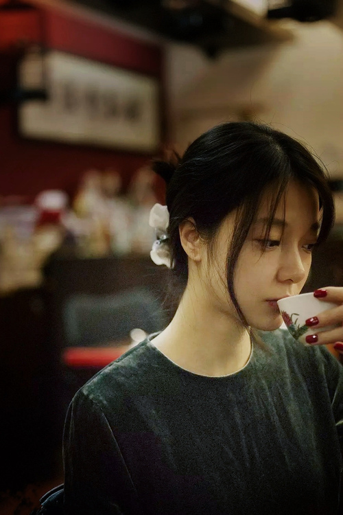 “羽毛球：简阳文体中心赛场快节奏对决，选手大展身手”